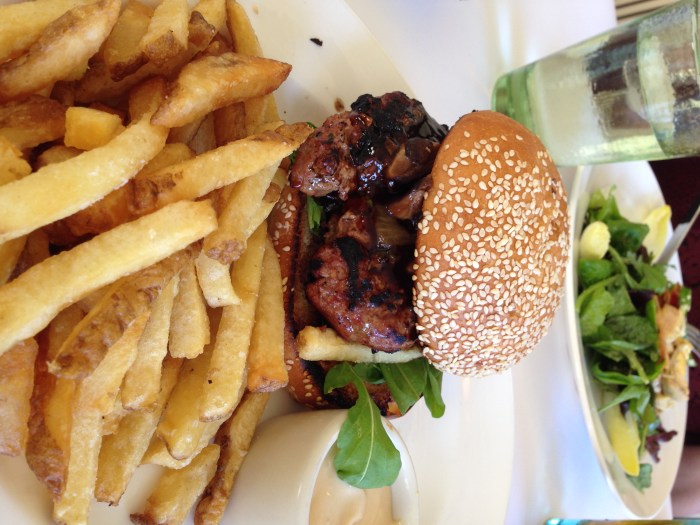 We followed up 750wines with Cindy's Backstreet Kitchen. One scrumptious duck burger and chicken-topped salad later, and we were on our way back to SF (with a Kara's cupcake interlude) ...